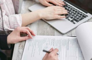 Persone che stanno valutando un prestito online