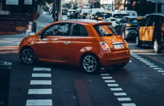 Un'auto che si immette su strada