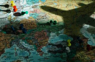 Mappa dell'Europa con l'ombra di un aereo