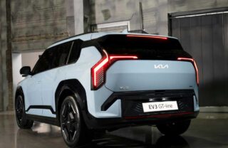 Una city car elettrica parcheggiata in un box
