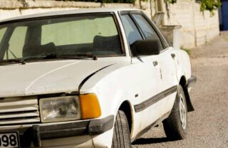 Una vecchia auto bianca parcheggiata
