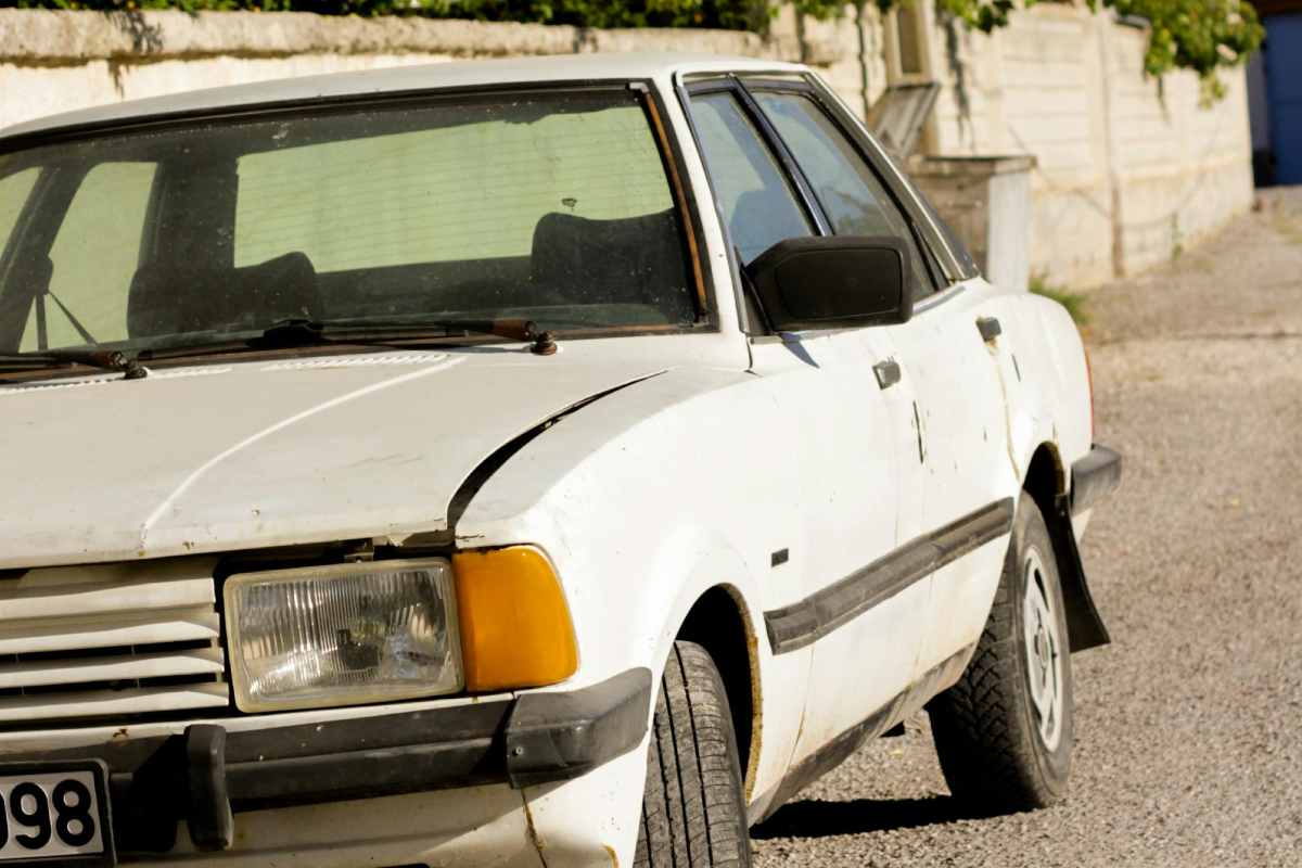Una vecchia auto bianca parcheggiata