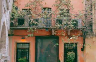 Una casa con le finestre verdi