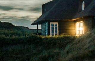 Una casa di notte con una luce accesa all'interno