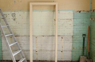 Casa in ristrutturazione, con una porta smontata