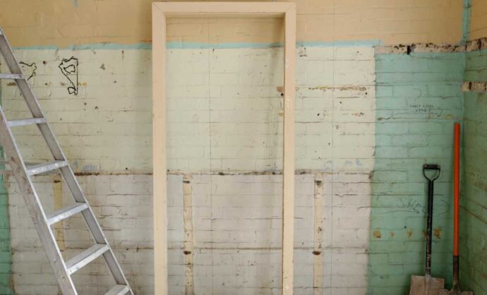 Casa in ristrutturazione, con una porta smontata