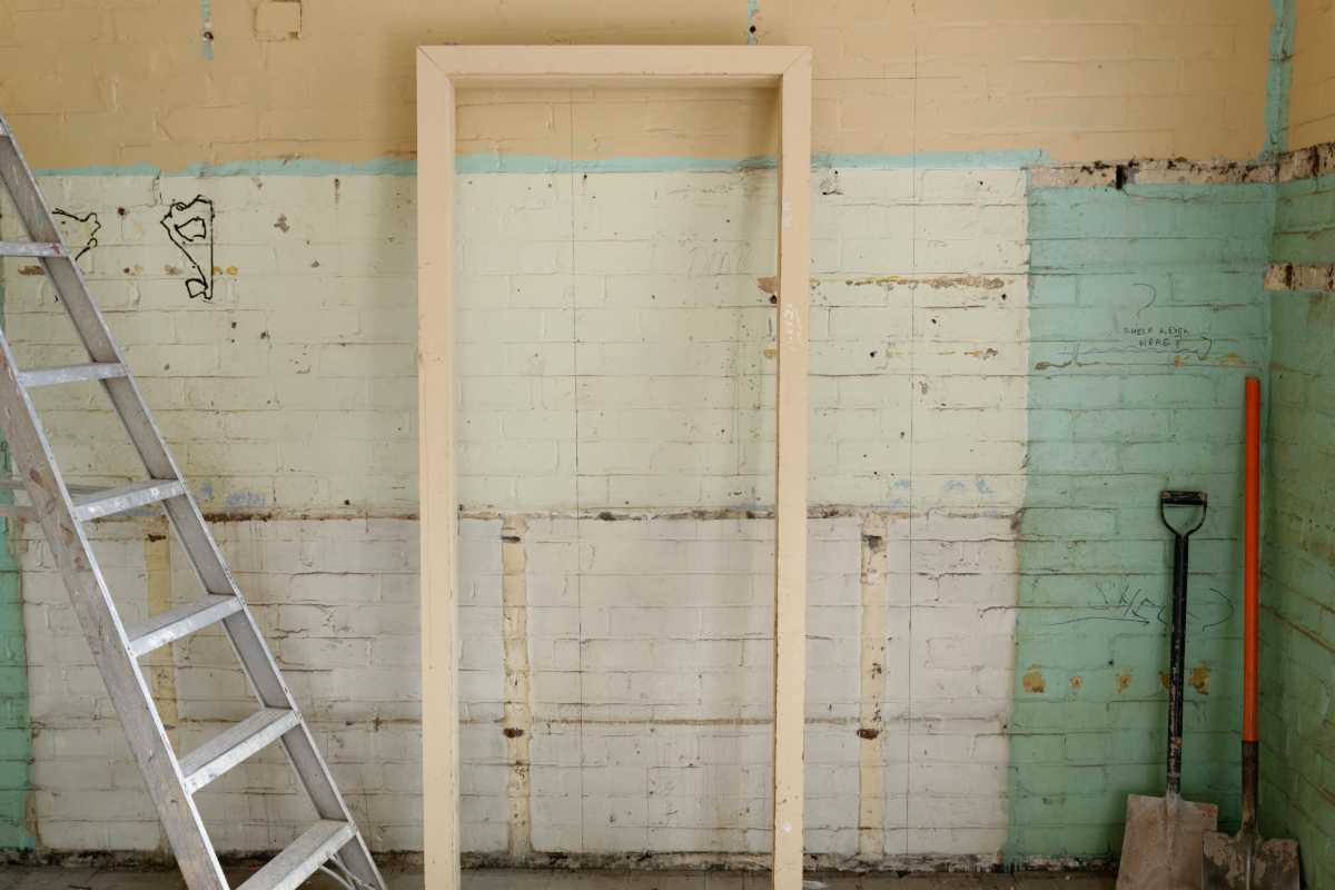 Casa in ristrutturazione, con una porta smontata