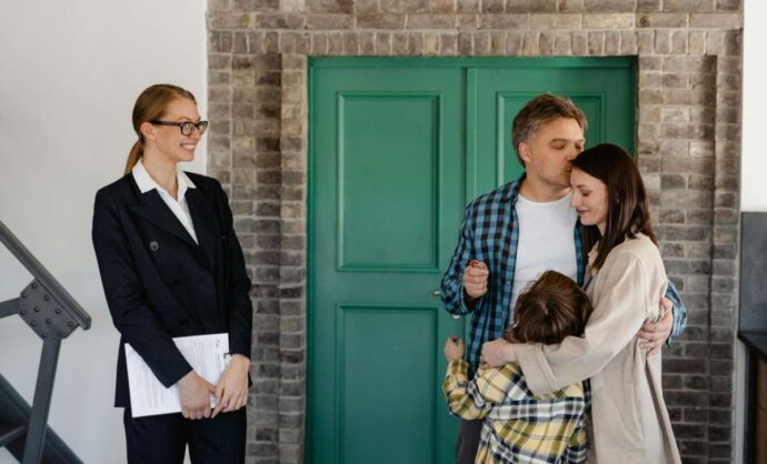 Famiglia unita in un abbraccio dopo l'acquisto di una casa