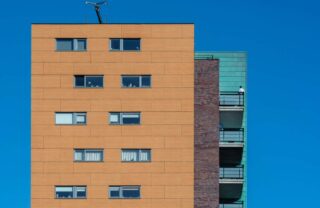 La facciata di un palazzo moderno
