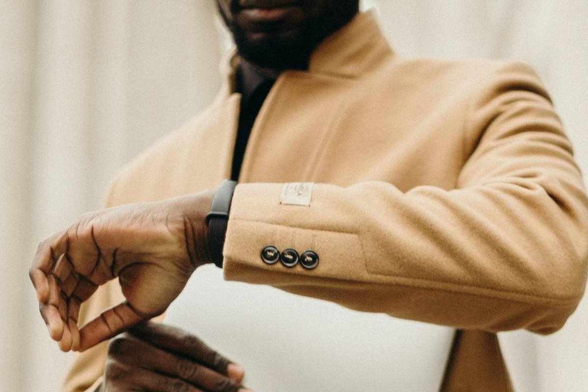 Uomo elegante che guarda l'orologio