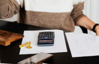 Una calcolatrice su una scrivania