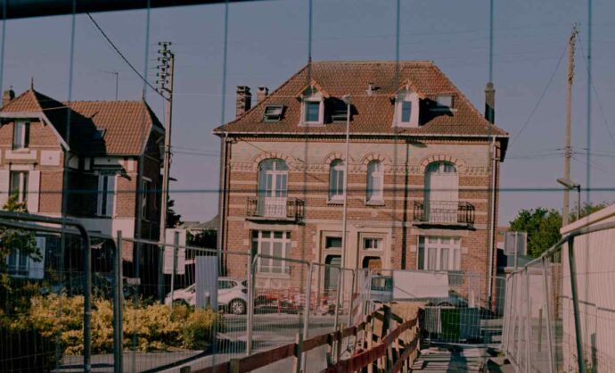 Casa elegante dietro una rete