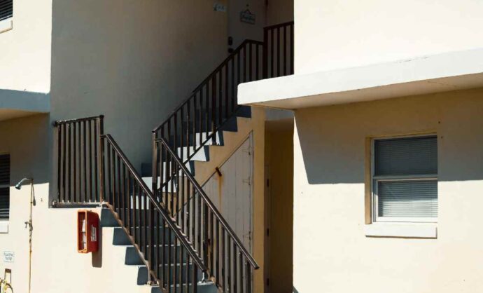Casa bianca con scale