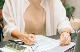 Una ragazza che studia un contratto