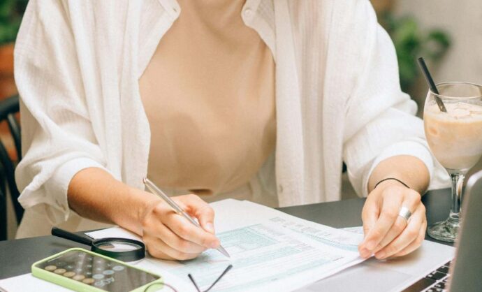 Una ragazza che studia un contratto