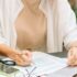 Una ragazza che studia un contratto