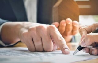 Dito che indica una nota su un contratto