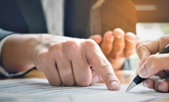 Dito che indica una nota su un contratto