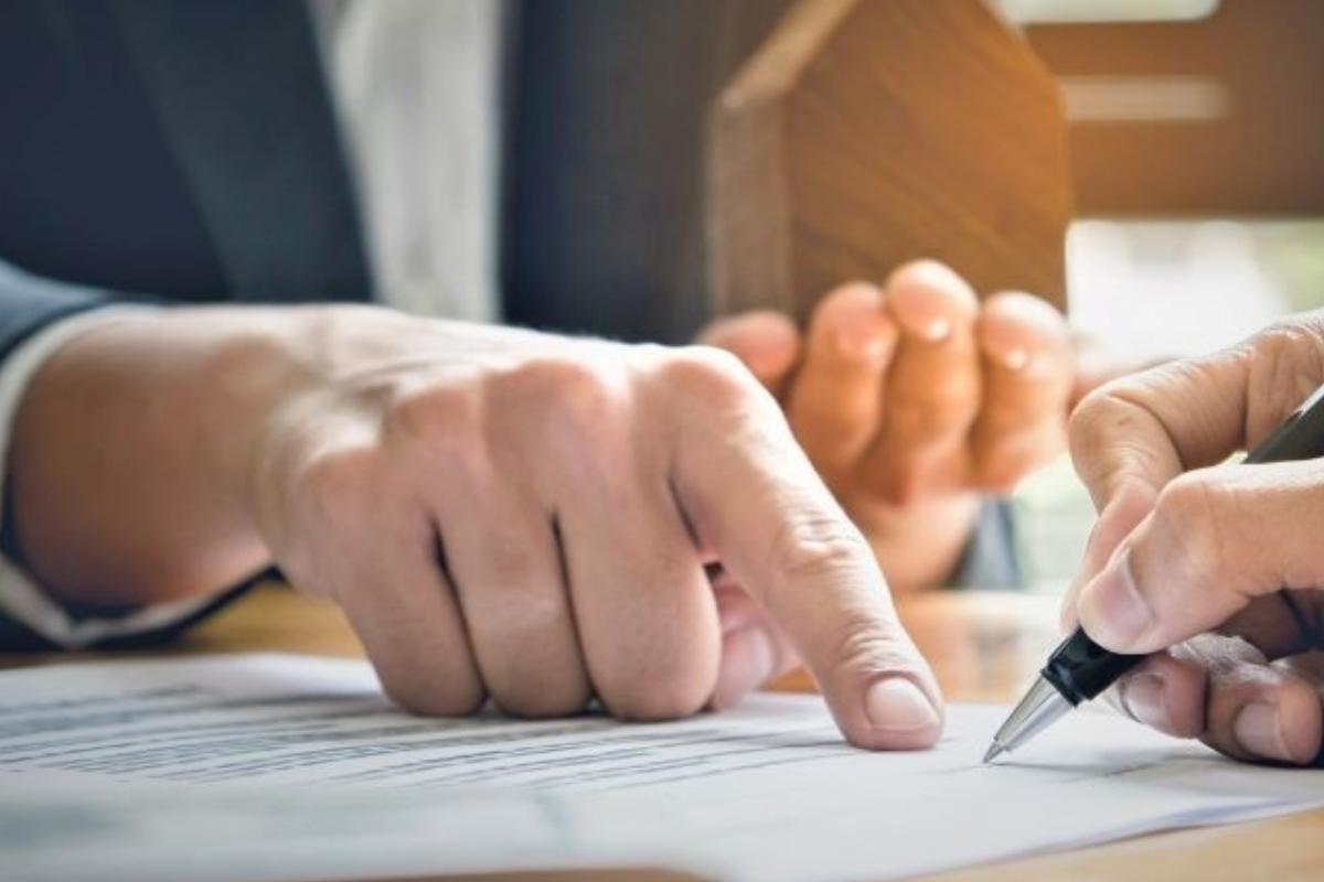 Dito che indica una nota su un contratto
