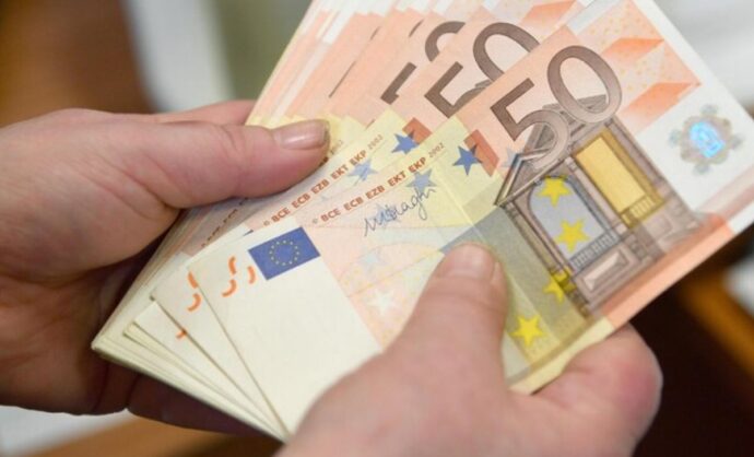 Impiegato bancario che conta banconote da 50 euro