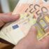 Impiegato bancario che conta banconote da 50 euro