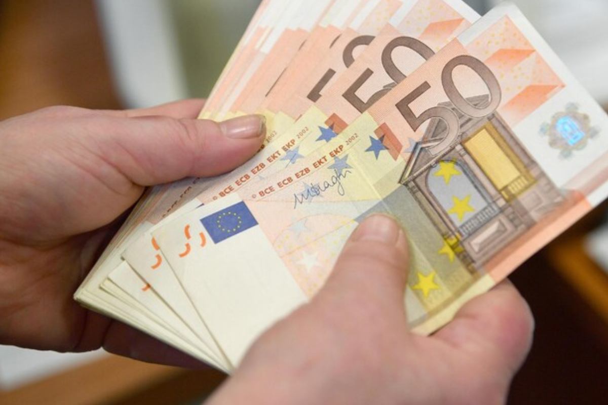 Impiegato bancario che conta banconote da 50 euro
