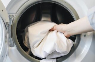 L'oblò di una lavatrice