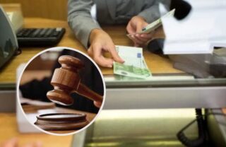 Uno sportello di una banca e, in evidenza, il martelletto di un giudice