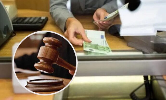 Uno sportello di una banca e, in evidenza, il martelletto di un giudice