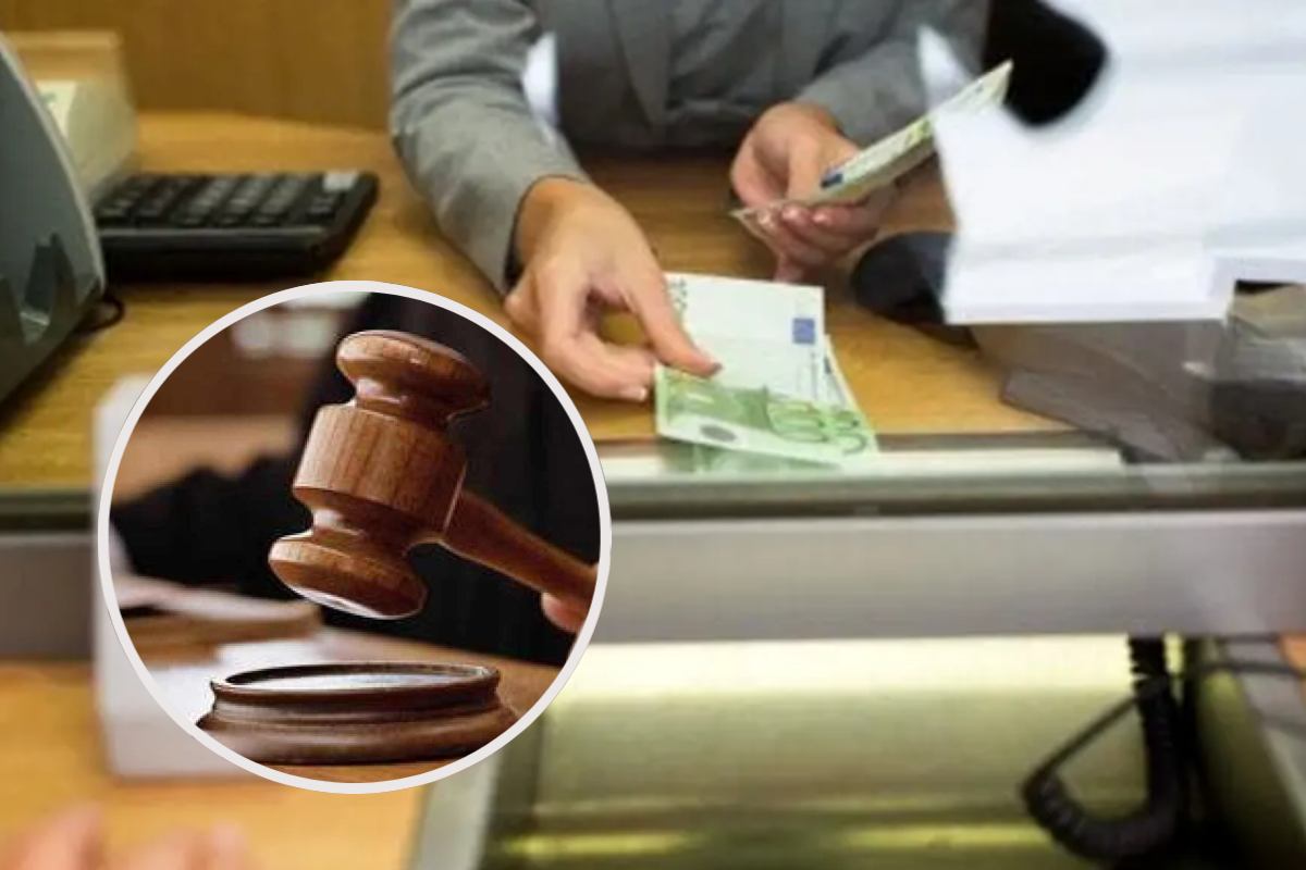 Uno sportello di una banca e, in evidenza, il martelletto di un giudice