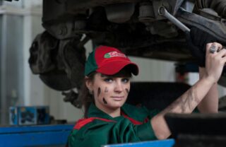 Una donna che lavora in un'officina