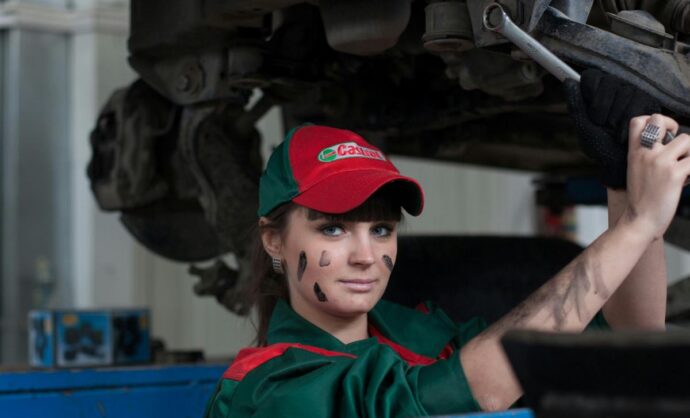 Una donna che lavora in un'officina
