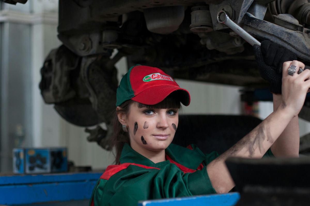 Una donna che lavora in un'officina