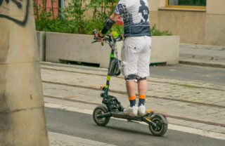 Monopattino elettrico su strada