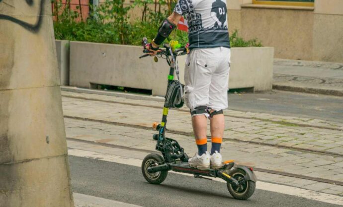 Monopattino elettrico su strada