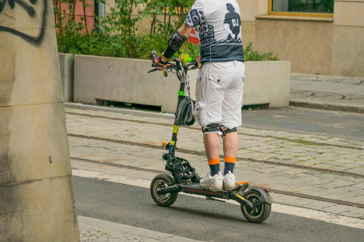 Monopattino elettrico su strada