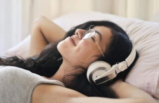 Ragazza che ascolta la musica stesa
