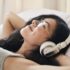 Ragazza che ascolta la musica stesa