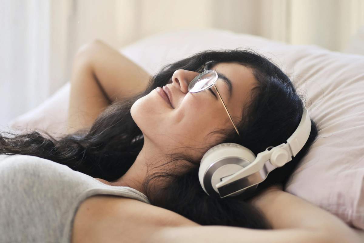 Ragazza che ascolta la musica stesa