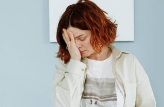Ragazza con i capelli rossi preoccupata
