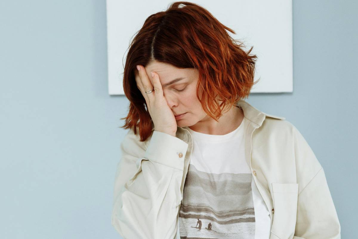 Ragazza con i capelli rossi preoccupata