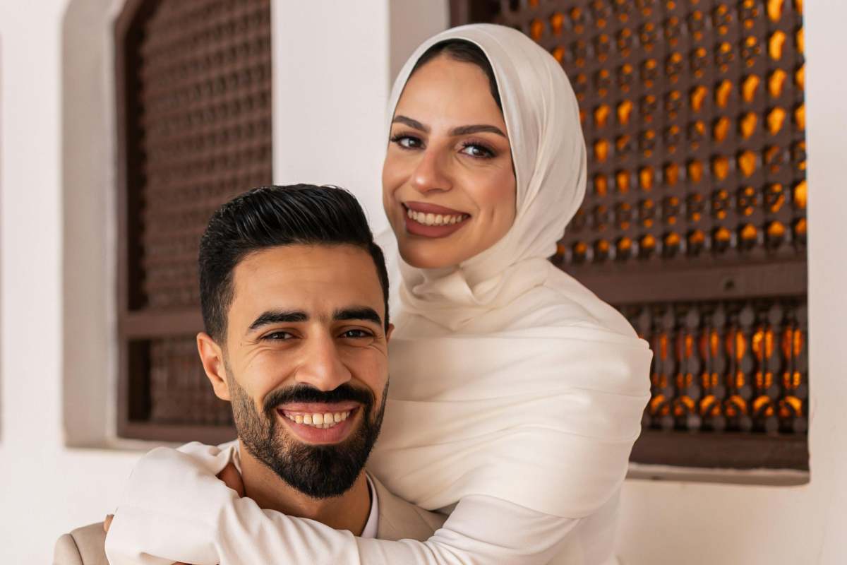 Uomo e donna musulmani abbracciati