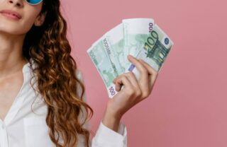 Ragazza con in mano centinaia di euro