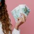 Ragazza con in mano centinaia di euro