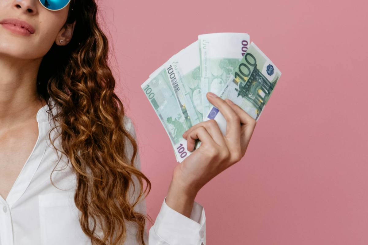 Ragazza con in mano centinaia di euro