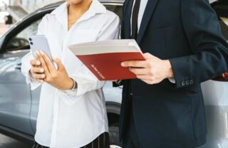 Venditore di auto con un contratto