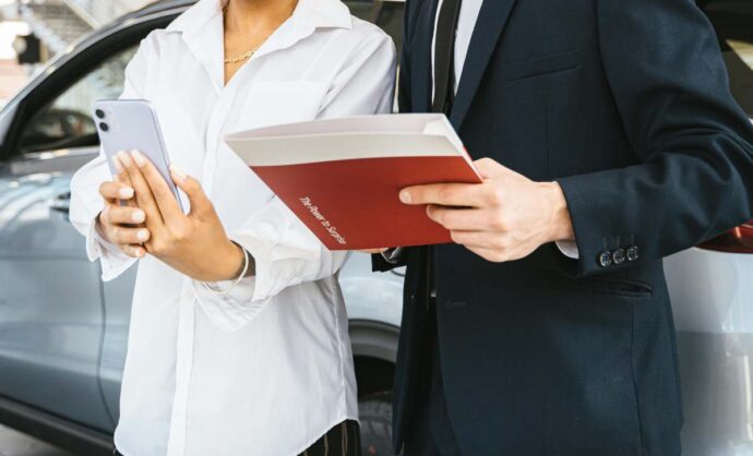 Venditore di auto con un contratto