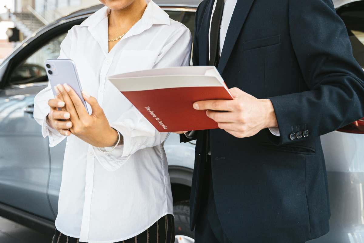 Venditore di auto con un contratto