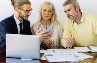 Consulente con due clienti