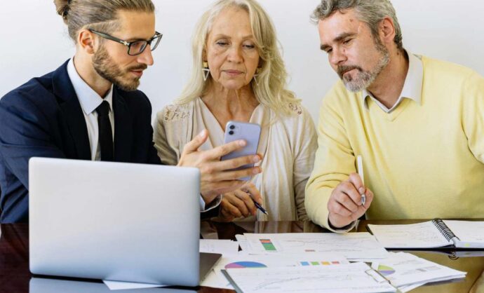 Consulente con due clienti